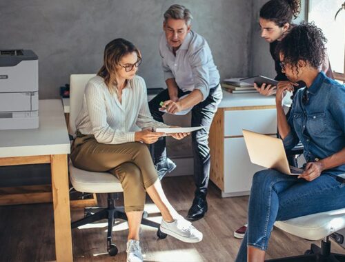 Personen in einem Büro neben dem Xerox® VersaLink® B620 Office-Drucker