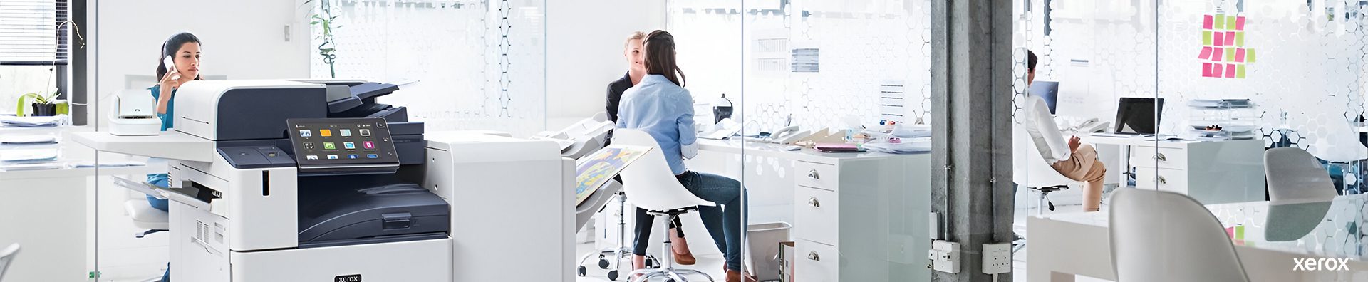Ein geräumiges Büro mit einem Xerox®-Drucker und einem Computer auf einem Schreibtisch, das eine professionelle Arbeitsumgebung darstellt. Ein geräumiges Büro mit einem Xerox®-Drucker und einem Computer auf einem Schreibtisch, das eine professionelle Arbeitsumgebung darstellt.