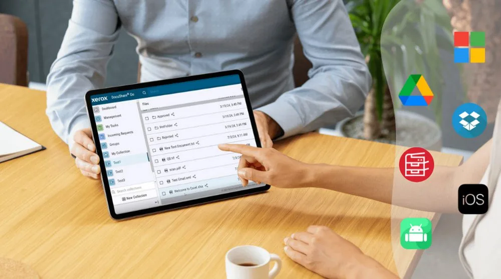 Eine Hand, die ein Smartphone hält, interagiert mit dem Touchscreen eines Xerox-Multifunktionsdruckers und zeigt verschiedene Symbole an, darunter Logos für Mobil- und Cloud-Speicher, die eine umfassende Kompatibilität und nahtlose Integration mit Xerox DocuShare Go symbolisieren.